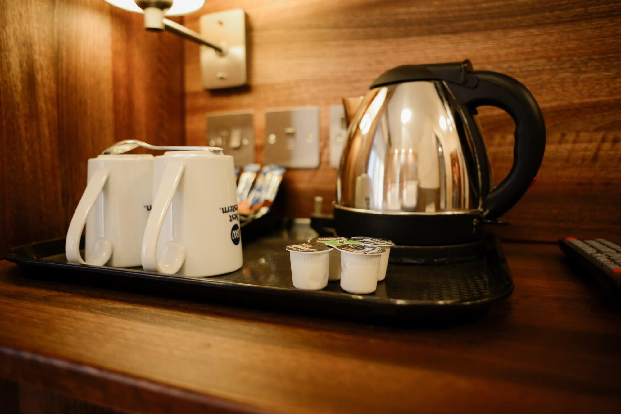 Airlink Hotel Хейс Екстериор снимка
