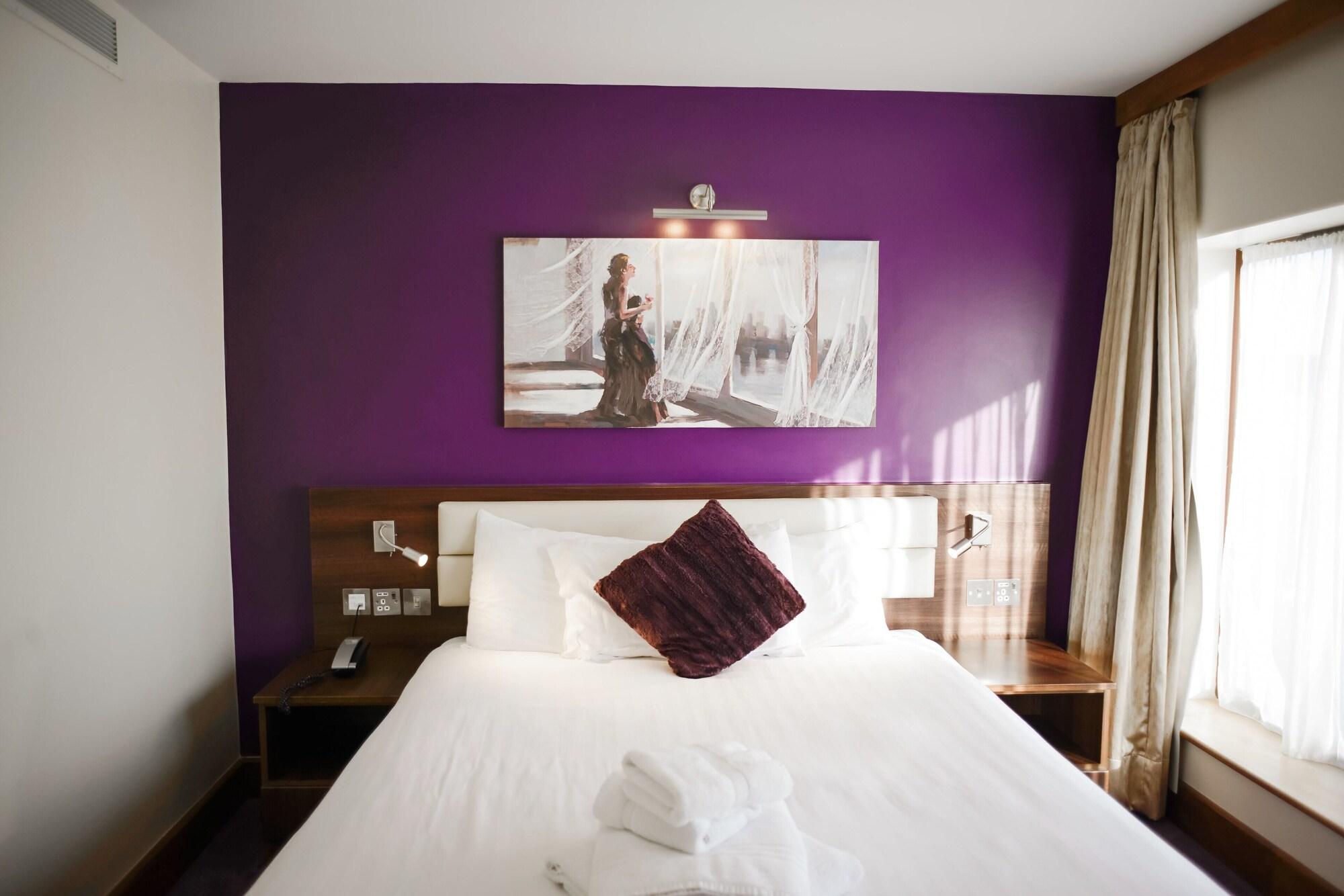 Airlink Hotel Хейс Екстериор снимка