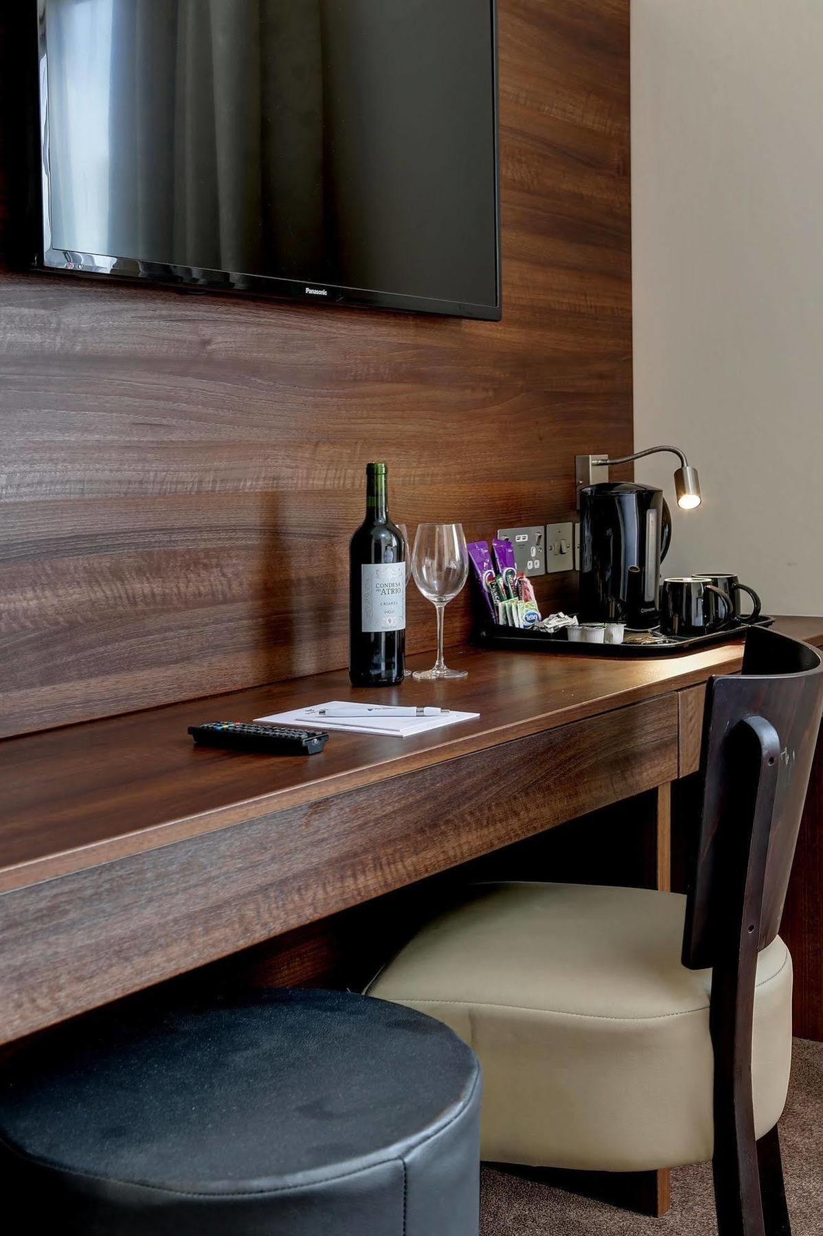 Airlink Hotel Хейс Екстериор снимка