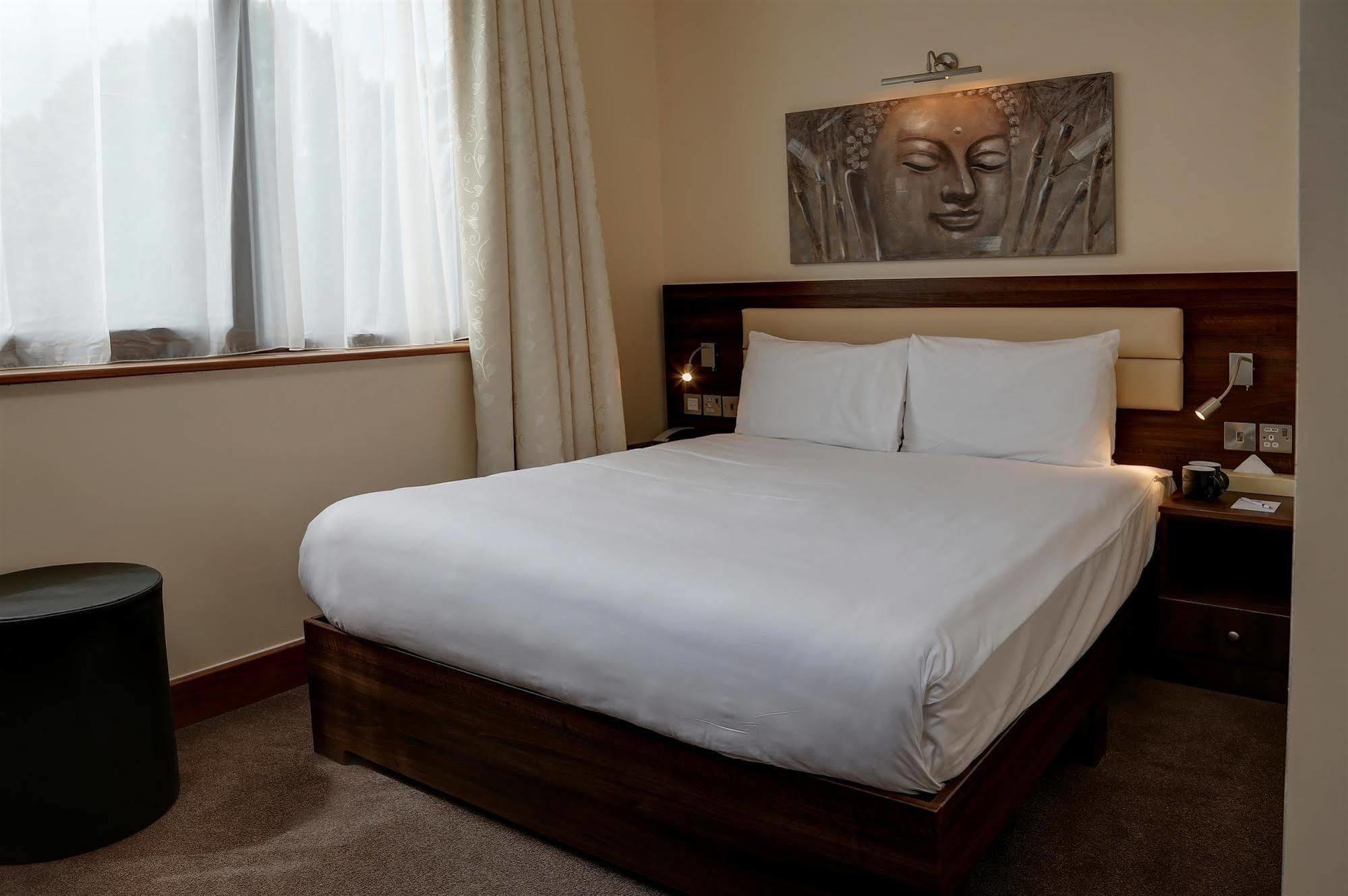 Airlink Hotel Хейс Екстериор снимка