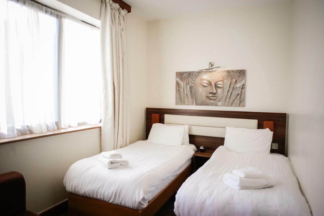 Airlink Hotel Хейс Екстериор снимка